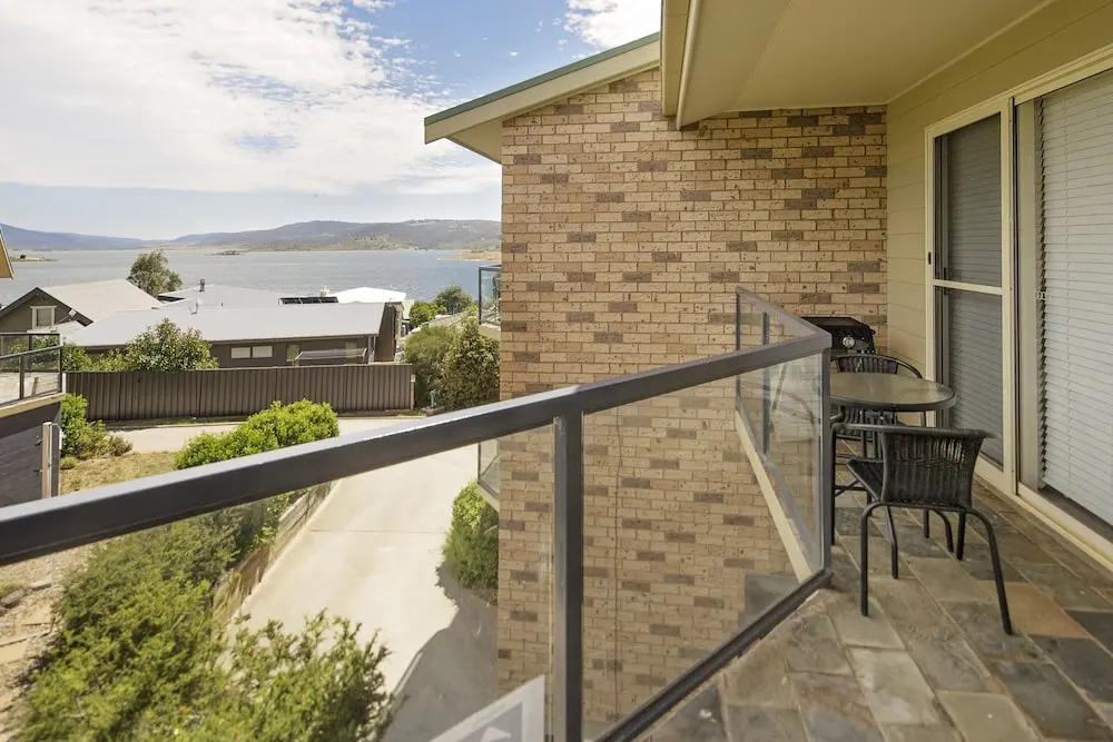 Caribou 3 - Modern & spacious with views over Lake Jindabyne