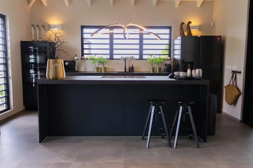 Stylish 3 Bedroom Villa With Ocean Views And Daily Maid Service