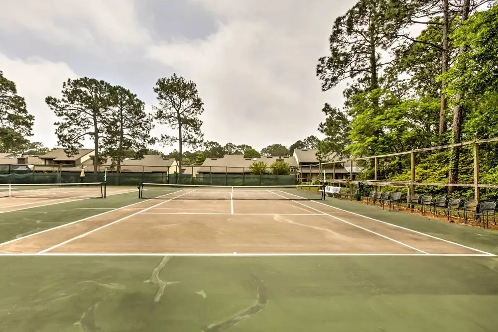 Niceville Condo w/ Pool Access < 8 Mi to Destin!
