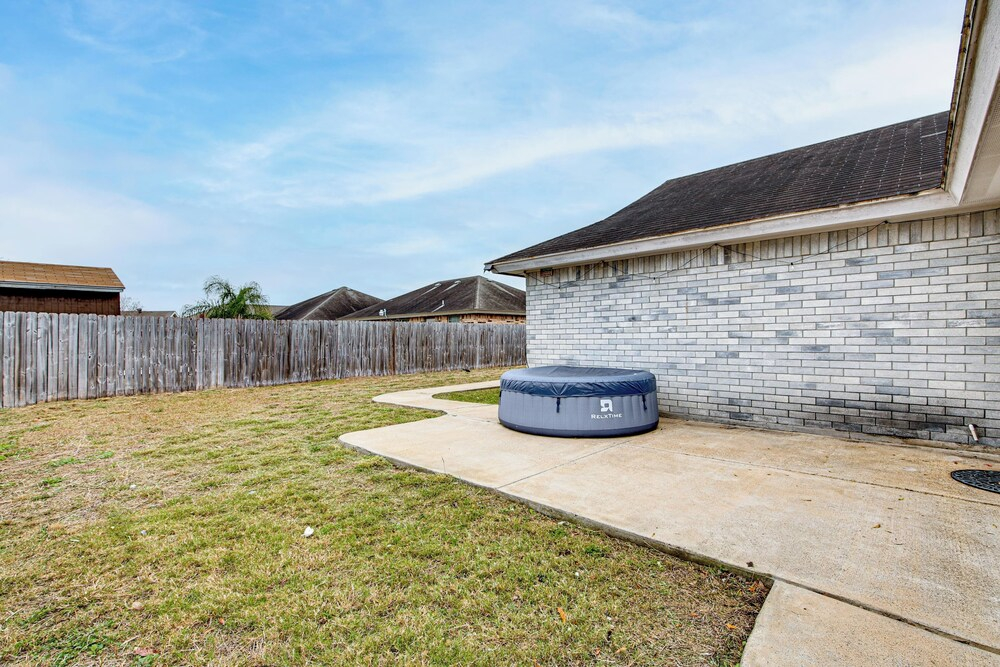 Hot Tub! Dog-friendly Gem 6 Mi to Dtwn Brownsville