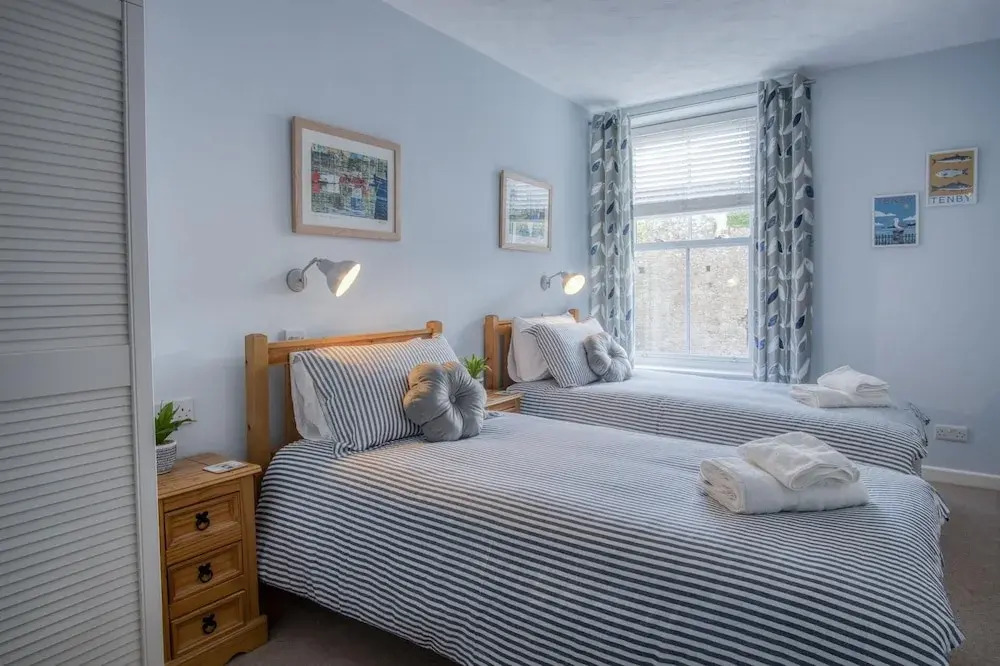 Beachcomber Seaside Apartment - 2 Bedroom - Tenby