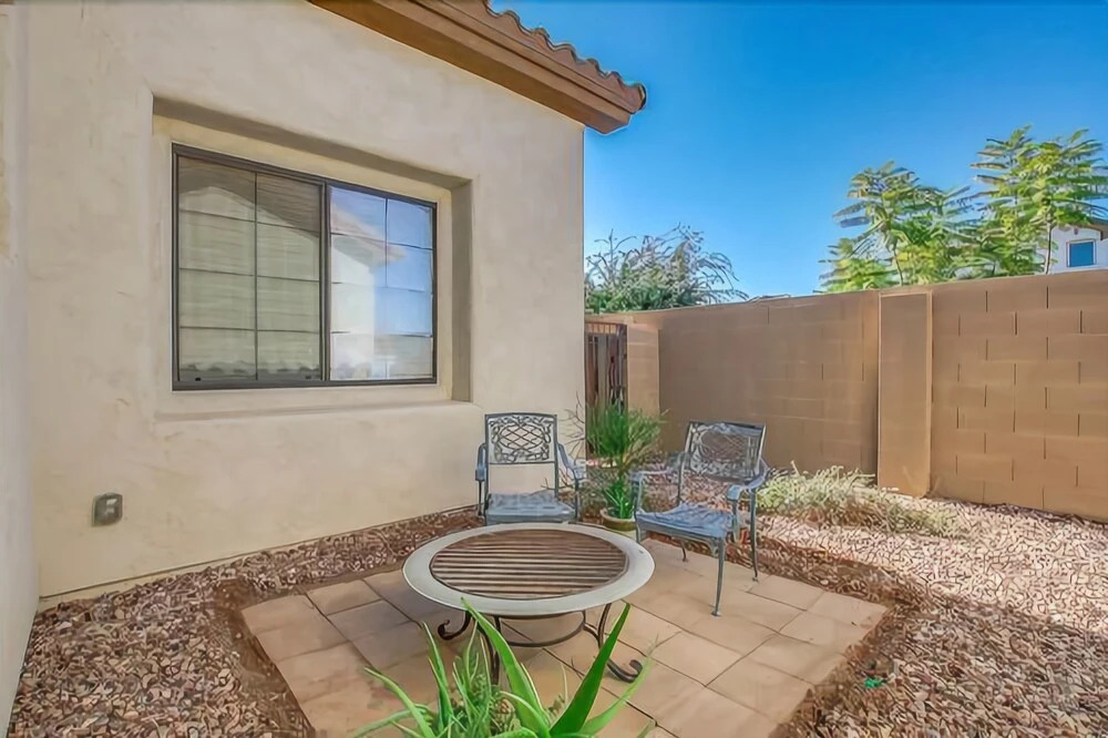 Elm St - 1 Br home by RedAwning
