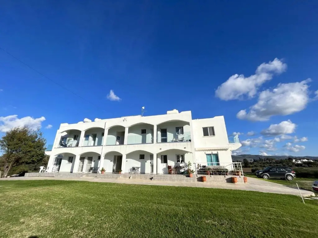 White House studio with sea view and parking