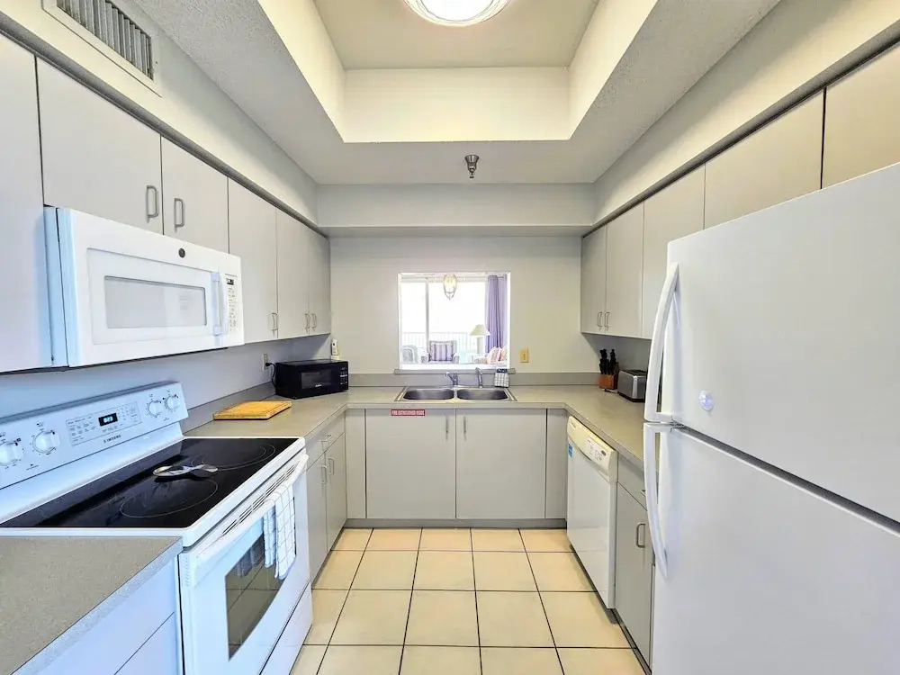 Breathtaking 5th Floor Ocean Views. Corner Unit Wraparound Balcony! 3 Pools