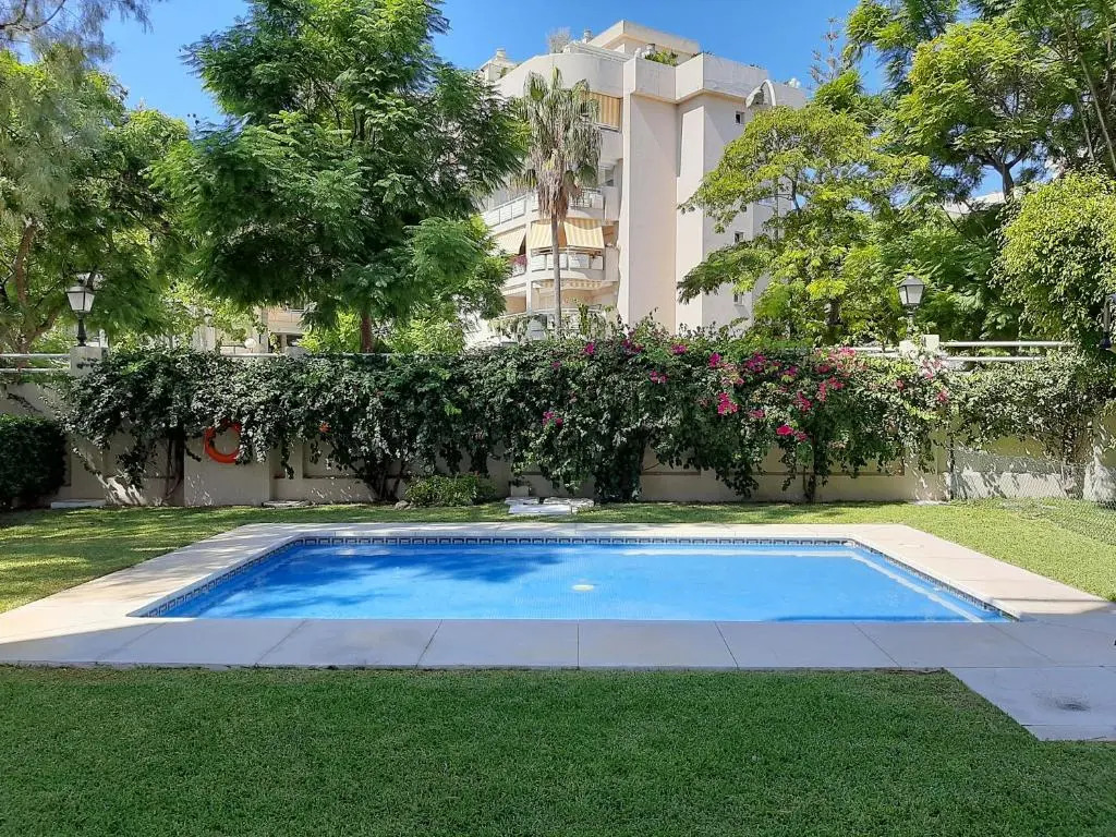 Apartamentos LOLA y MANUELA en primera línea playa Carihuela con excelente Terraza-jardin de 80 m2 frente al Mar con aparcamiento privado Ideal para descansar oyendo las olas del Mar