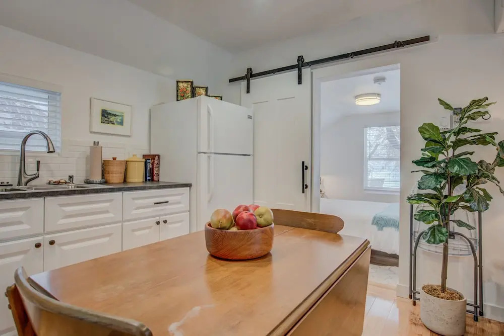1BR Downtown Urbanitydining, Drink, Cafes & Escape