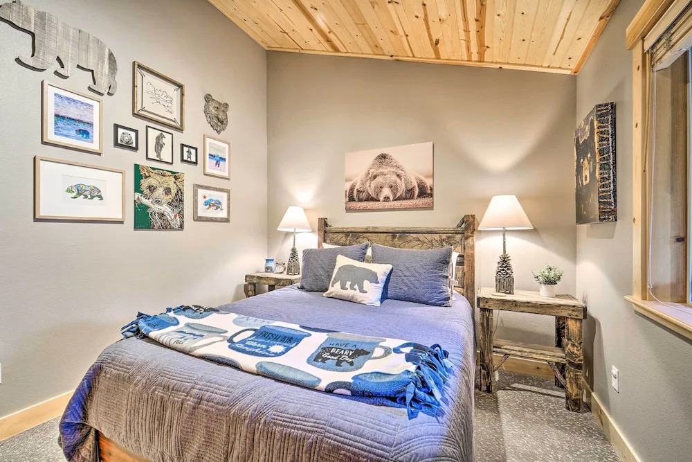 Bikes, Grill & Views: Luxe Truckee Cabin!