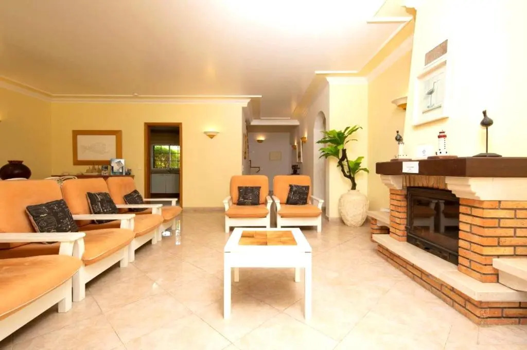A stylish villa with a private pool, short drive from the centre, free AC Wifi