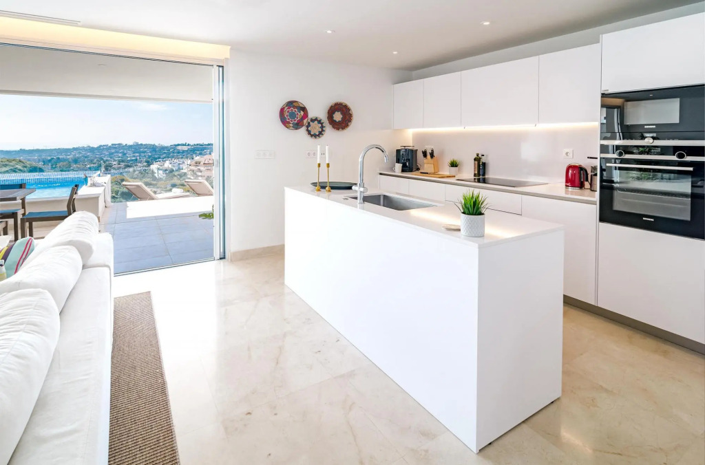 LMR- Luxury apartment, private pool. Families only