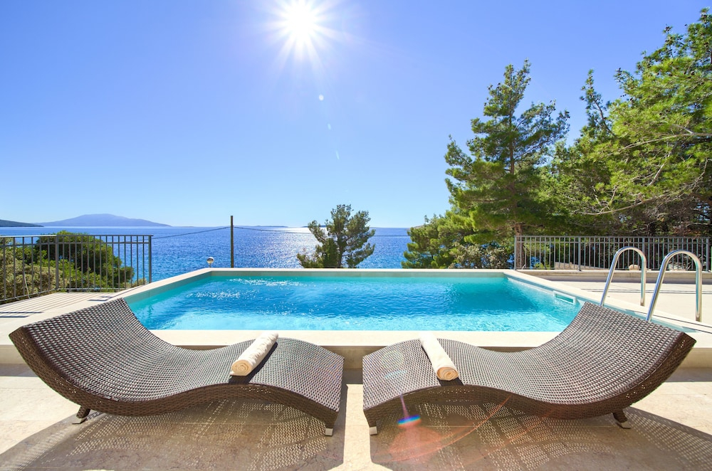 Villa St Martin-Reef - Exclusive Seafront Villa with Private Heated Pool