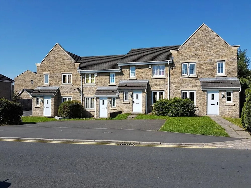 Burnley Entire House 4-bedrooms-sleeps 6-driveway