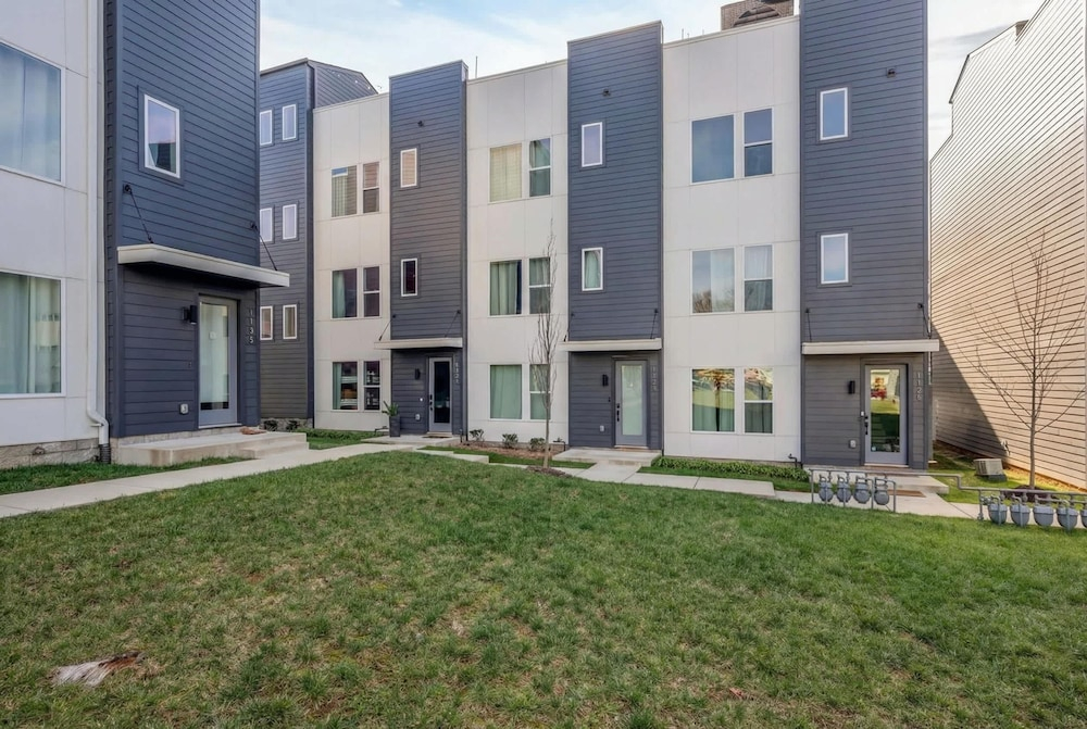 NEW Pink Howdy Oasis 13 Beds Rooftop View Parking