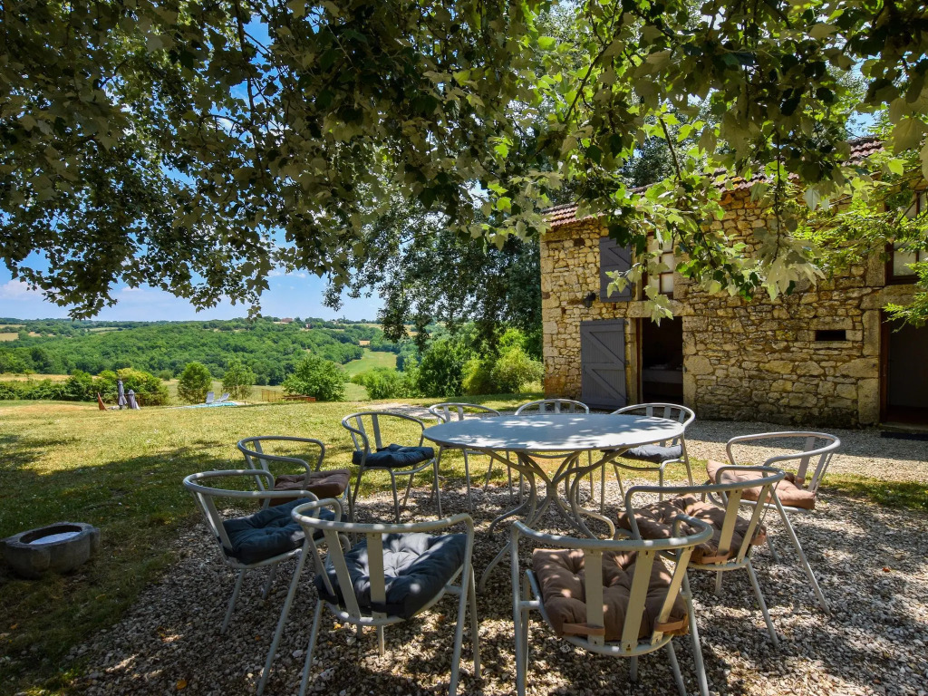Farmhouse in Saint-Cernin with Pool & Views