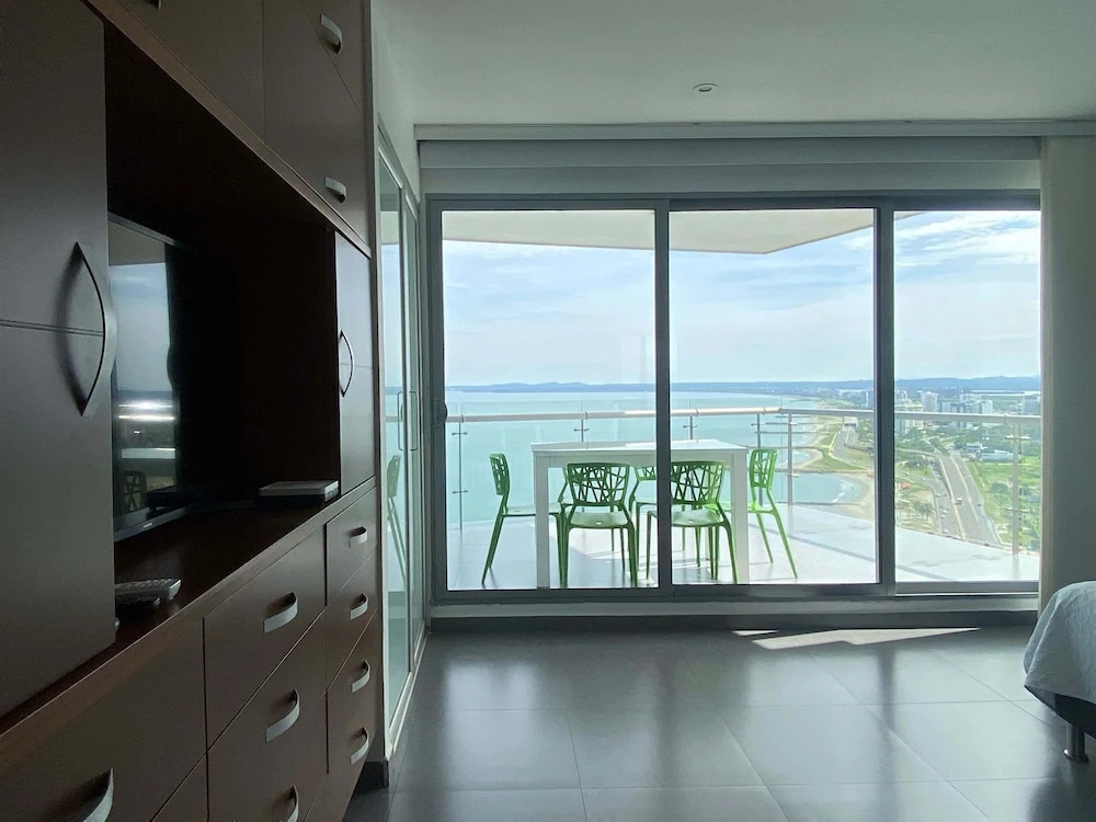 w Amazing 3BR w Ocean View in Marbella