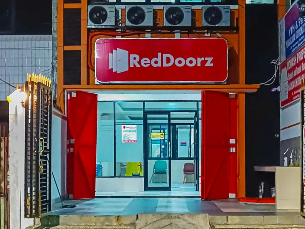 RedDoorz near Stasiun Senen