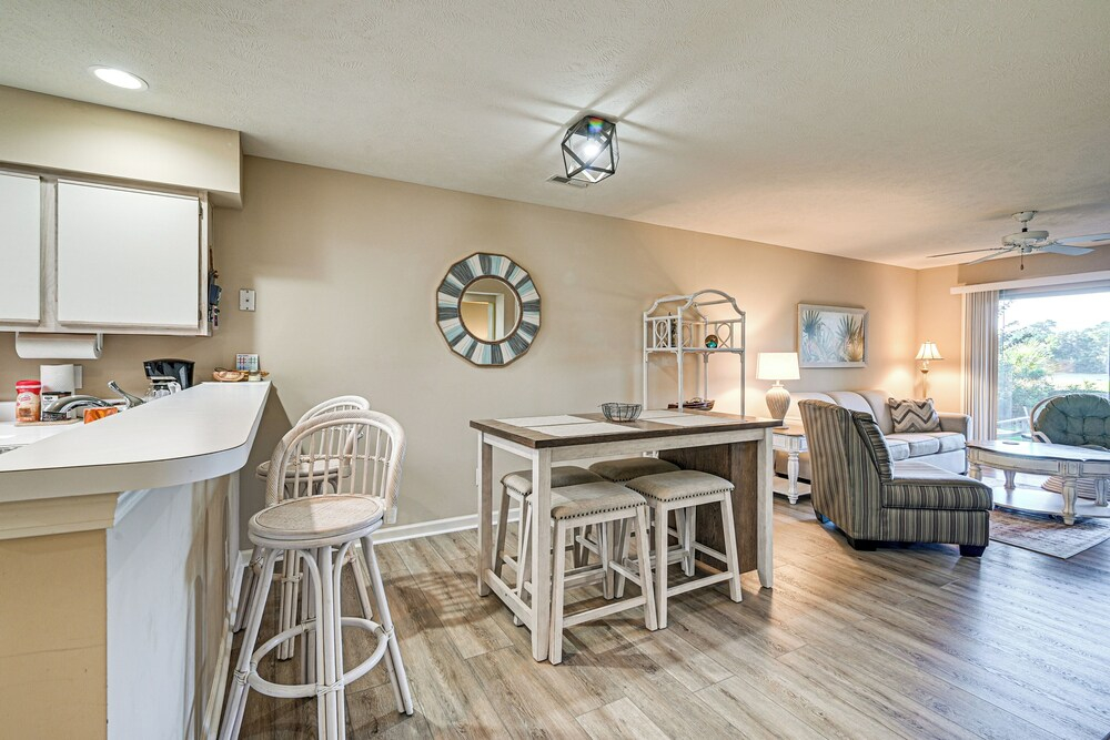 Pawleys Island Condo w/ Screened Porch + Golfing!