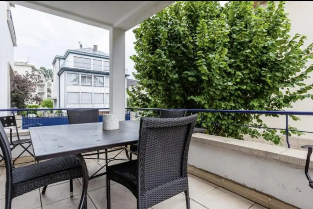 Charmant appartement avec terrasse dans villa