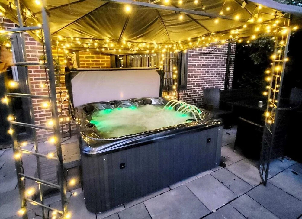 Gatsby Villa London with Garden & Hot Tub