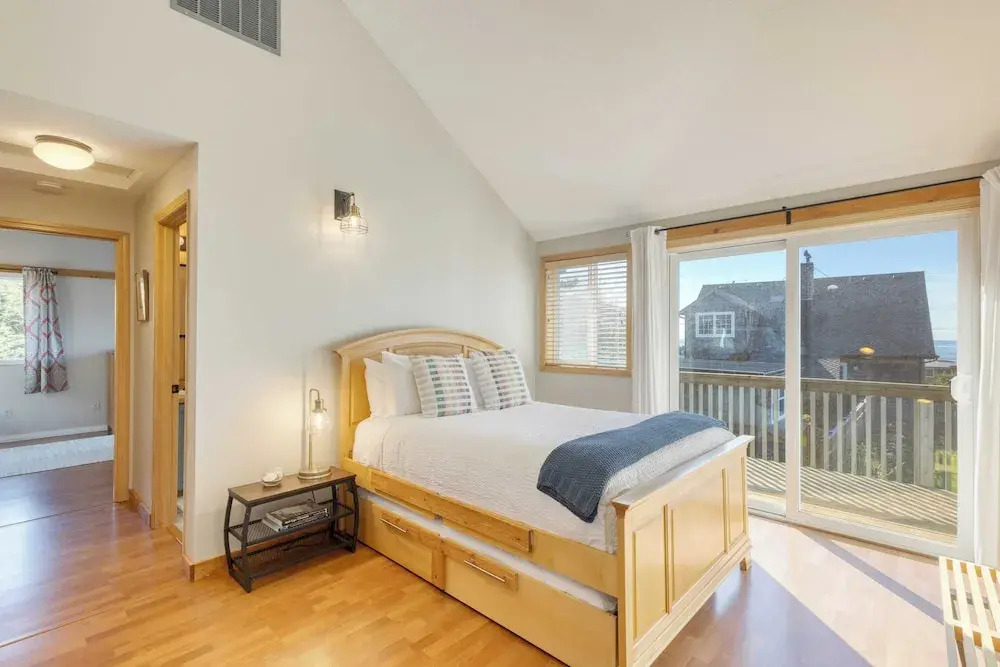 Royal Canoe by Avantstay Walk to the Shore + Cozy Fireplace