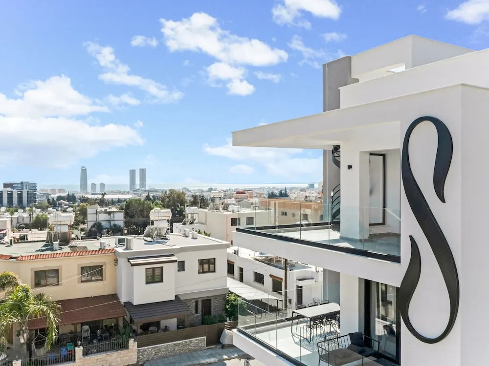 Sanders Only - Charming 2-bdr Apt With Balcony