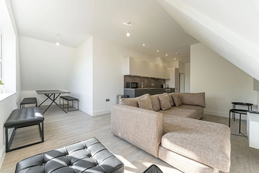 Contemporary 2 Bed Apartment Solihull NEC