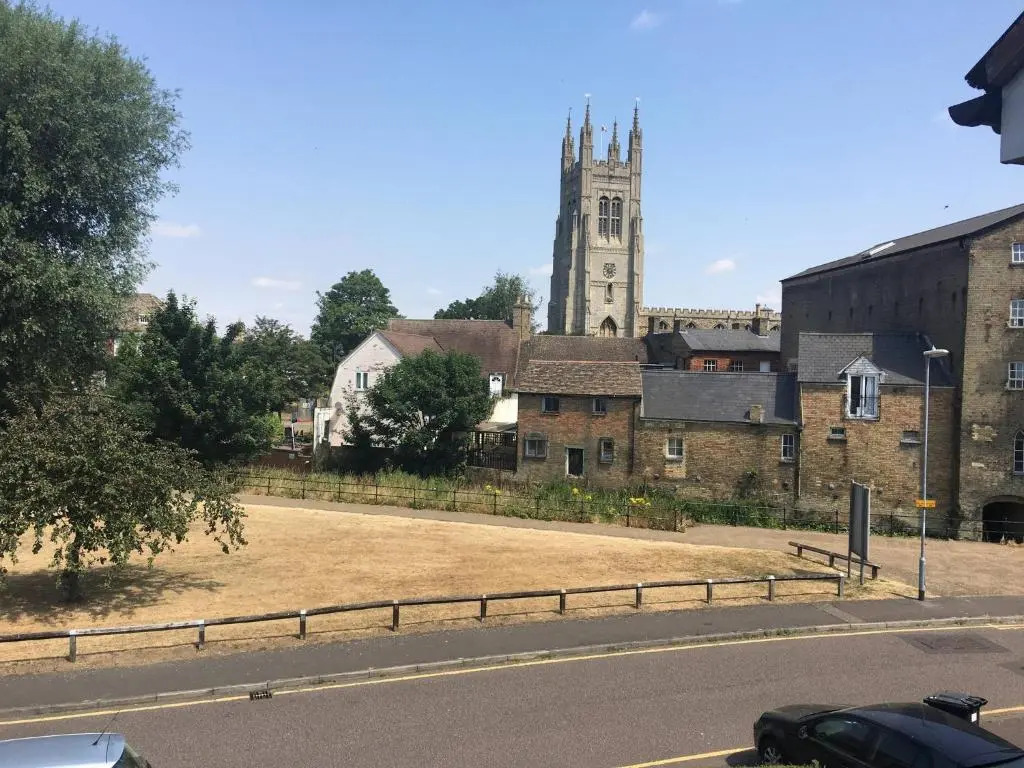 River House 2BR 1 bathroom downstairs toilet Parking St Neots Town Centre