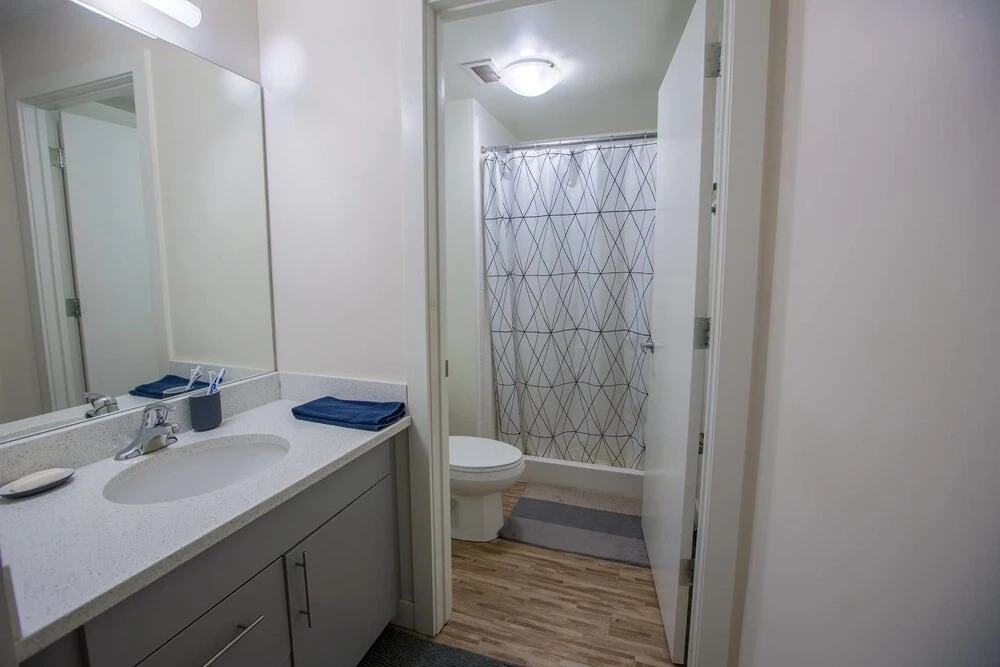 Stay With Ease Hospitality! 1 Bed 1 Bath