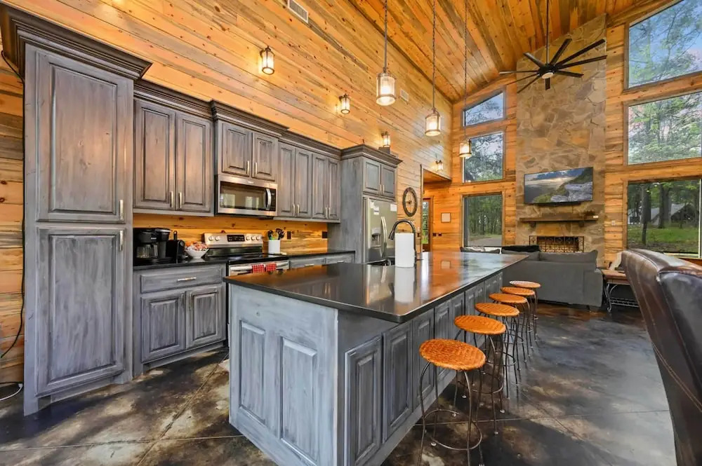Luxury Cabin in the Woods w/ Hot Tub & Yard Games!