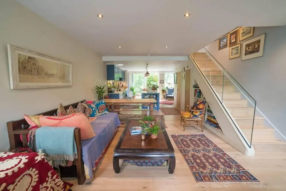 Cosy And Beautiful 4br House