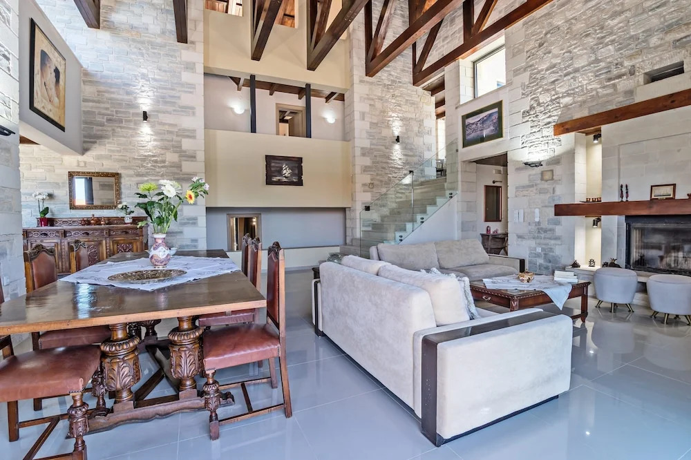Dreamcatcher Villa Outdoor Indoor Pool hot tub