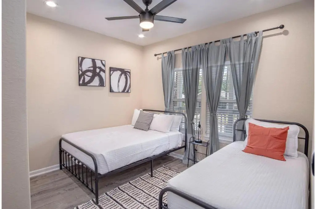 Beautiful Fenced 3BR 2BA Near Exciting Downtown