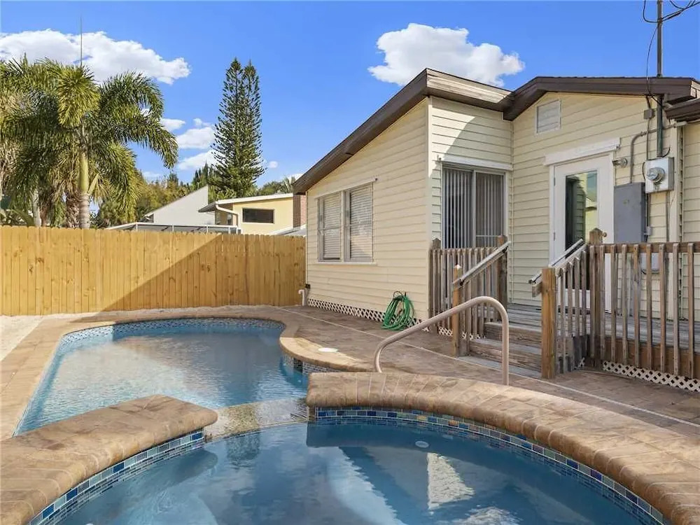 Mangrove Breeze, 3 Bedroom, Fenced Yard, Pets, Walk to Beach, Sleeps 10