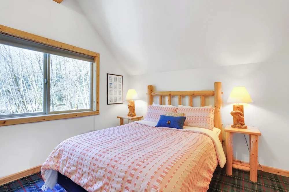 Peaceful Rhododendron Cabin w/ Fire Pit & Hot Tub!