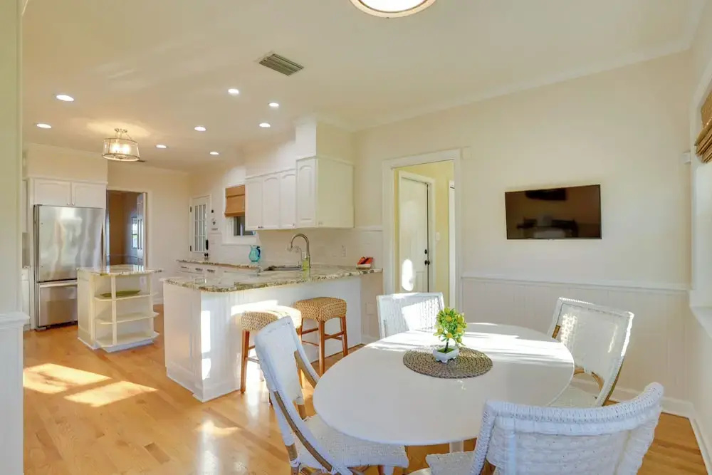 Lakefront Winter Haven Retreat: Hot Tub & Patio!