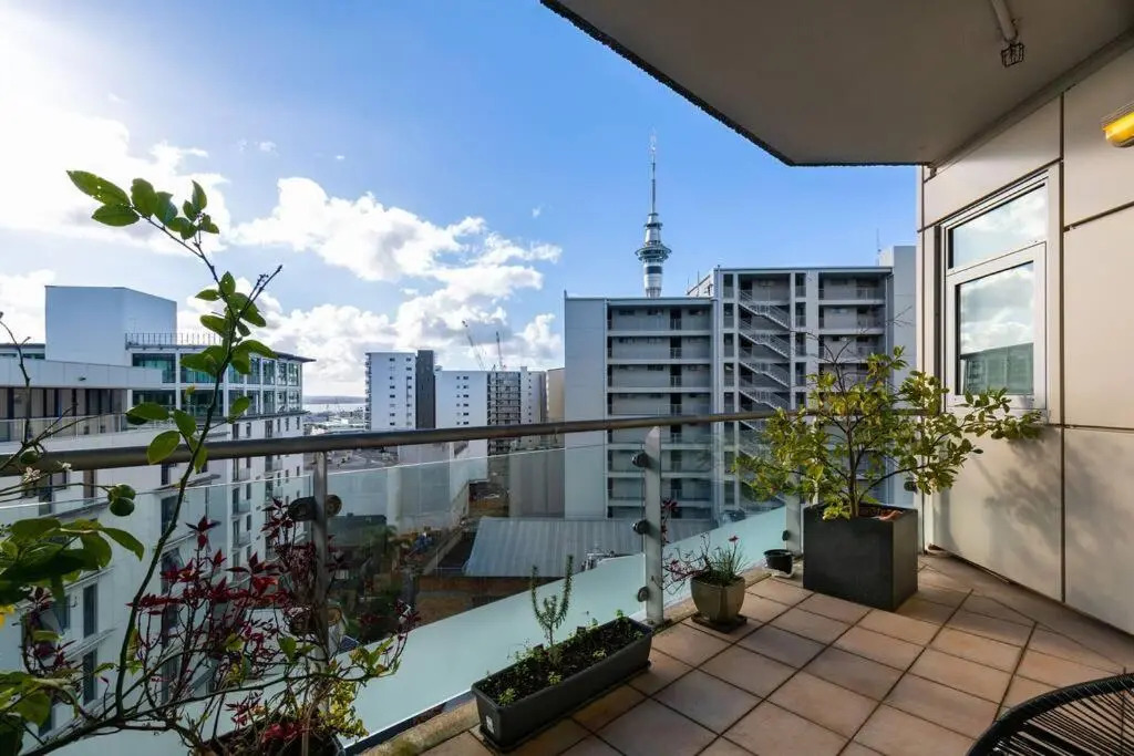 Stunning Three Bedroom Home Near Sky Tower