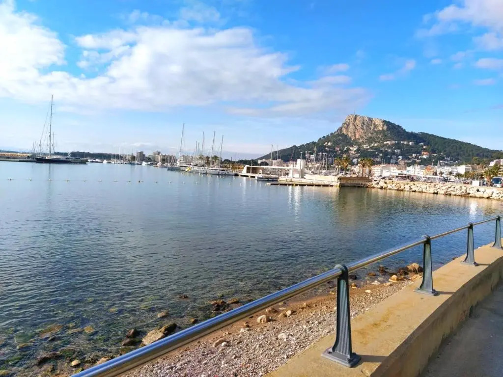 NEW! Apartamento con piscina y balcón a 2 minutos de la playa. WI-FI