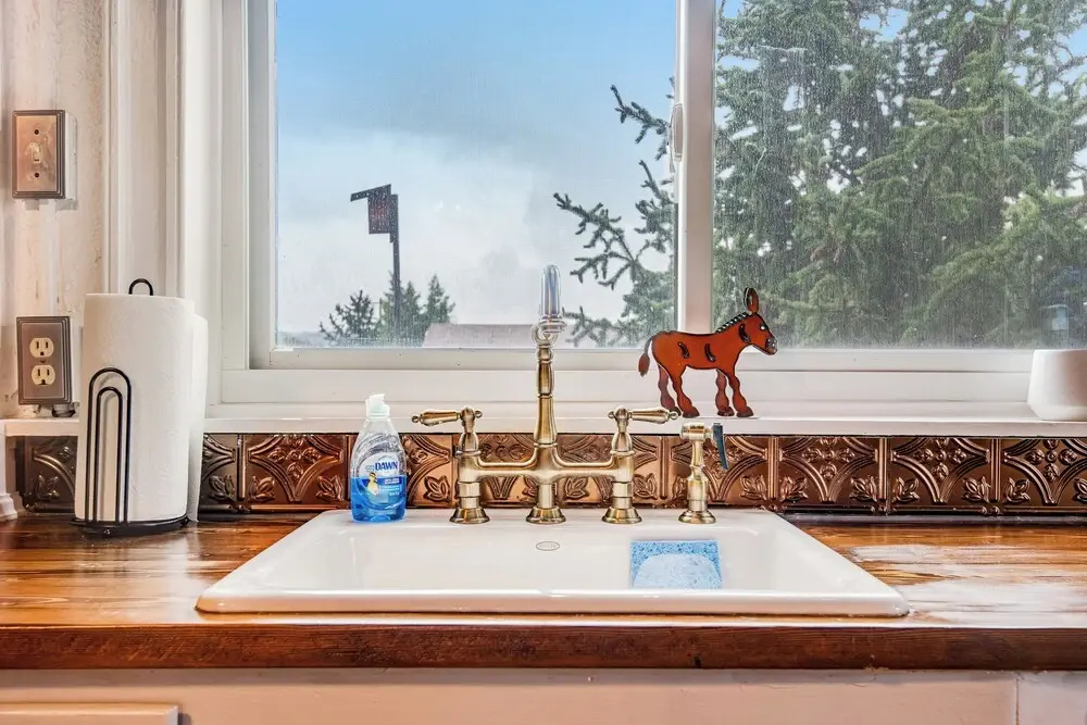 4BR Mountain-view Home - Deck, Washer & Dryer
