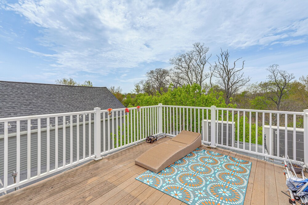 Steps to Short Beach: Ocean-view Apt w/ Deck!