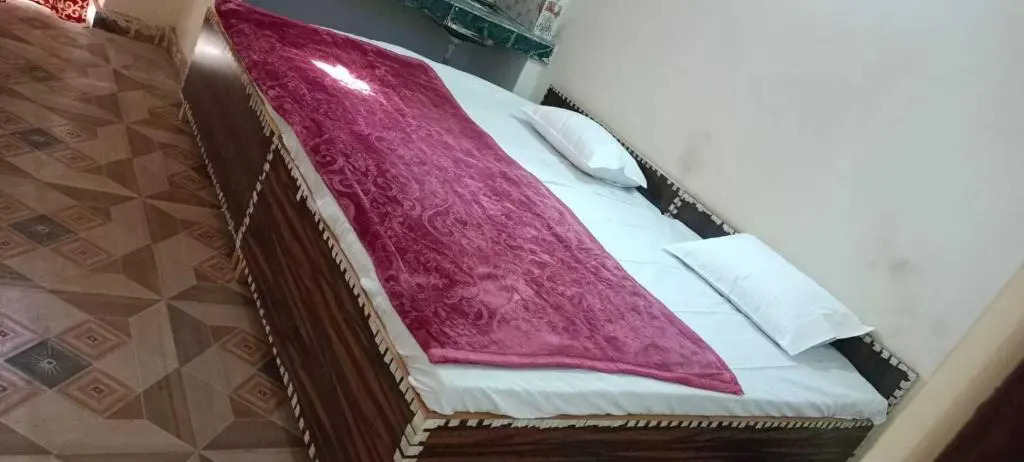 POP Royal Guest House Near GNIDA Office Metro Station