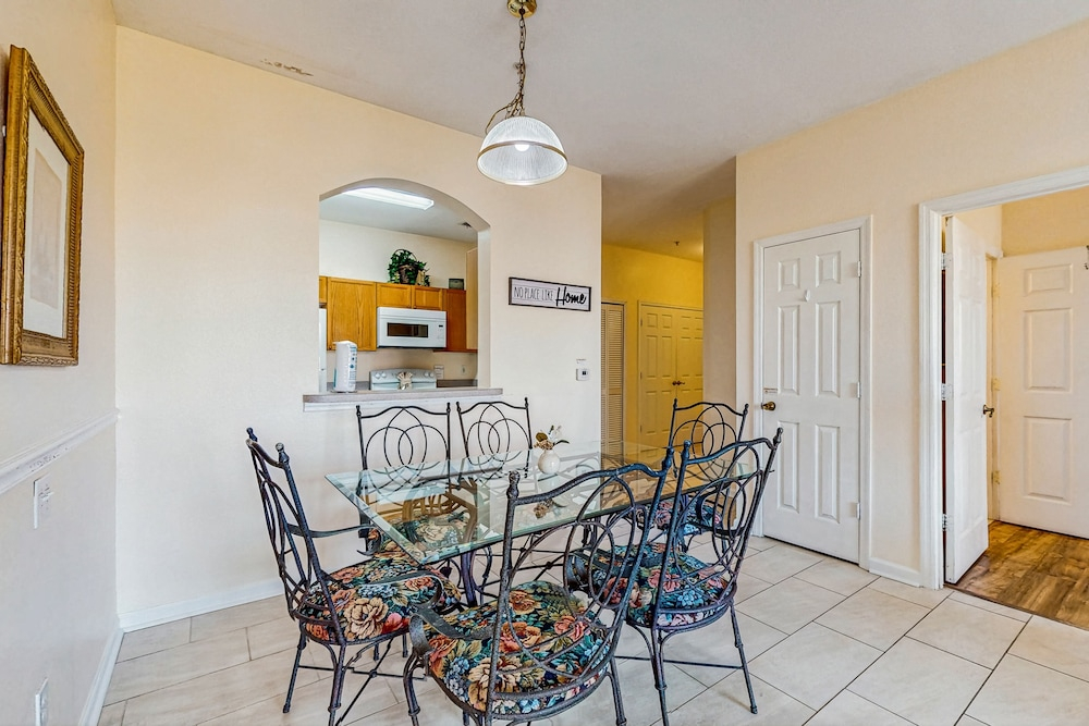 Windsor Palms Townhome With Wifi, AC, Screened Patio, Pool, hot Tub, & Tennis