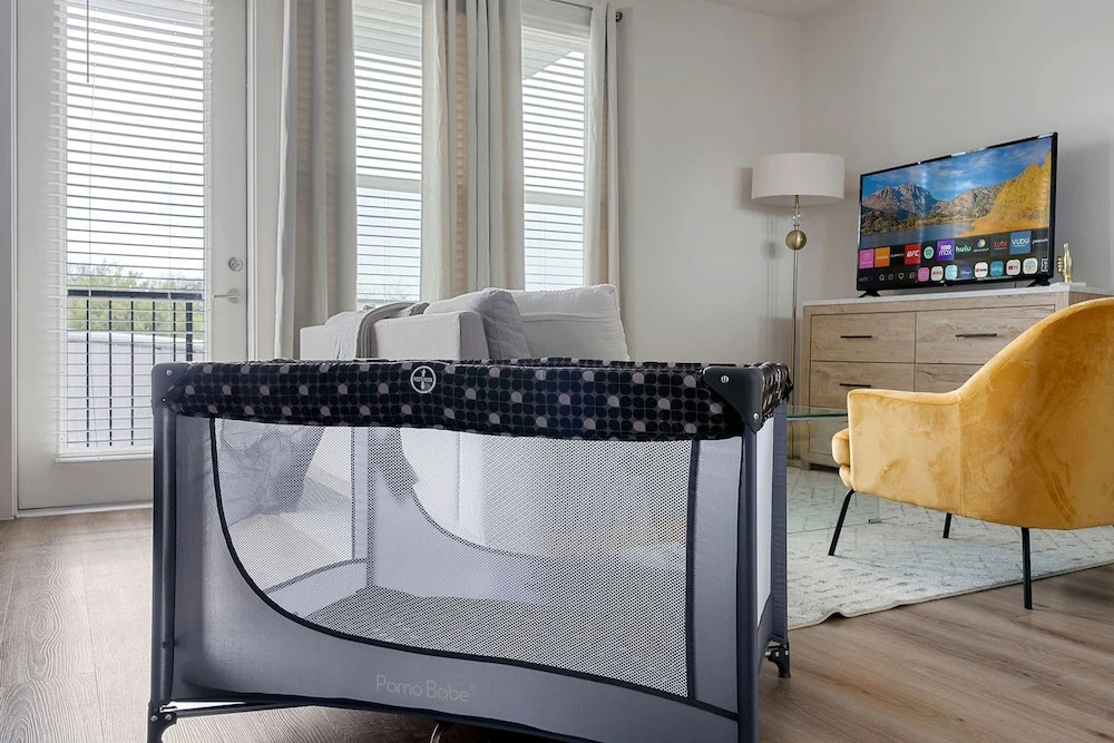 Sky-high Comfort 1BR Gym Pool Pet Friendly