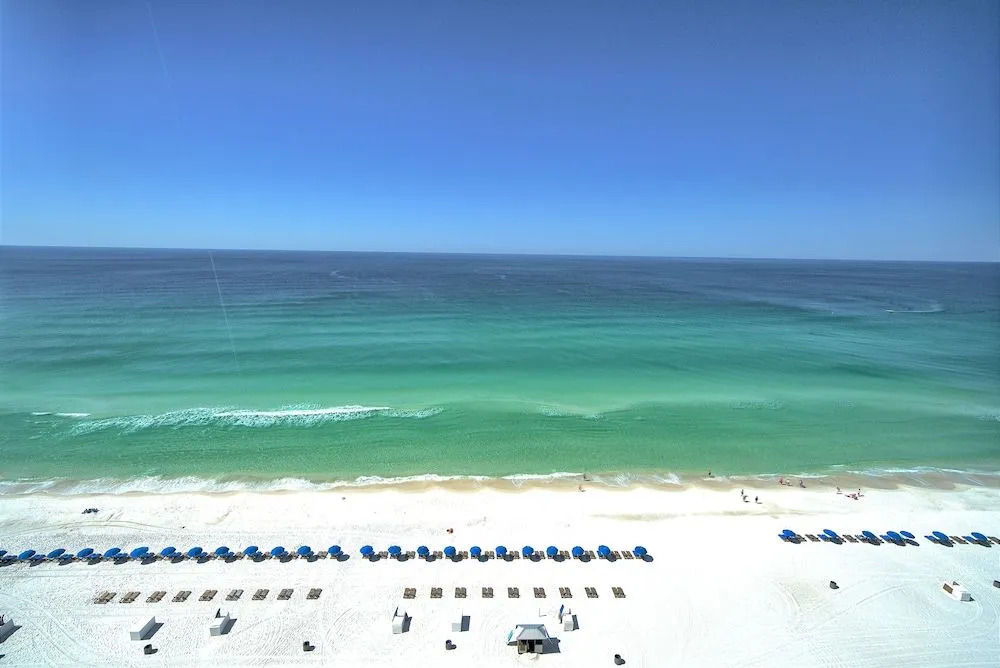 Stylish Oceanfront Condo with Beach and Picnic Area Access - Unit 1706 by RedAwning