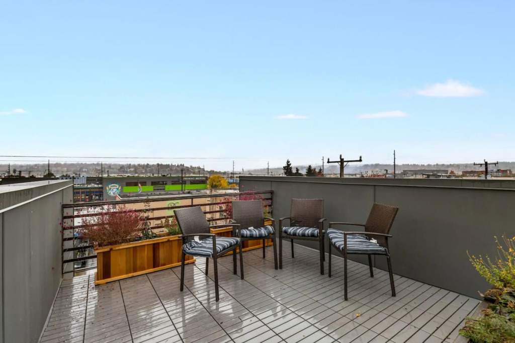 2BR 2BA The Ballard Modish Seattle Location With Rooftop View