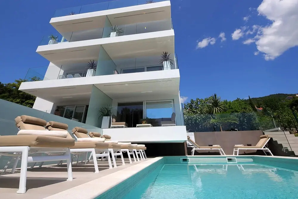 Stylish Apartment 100m from the Beach