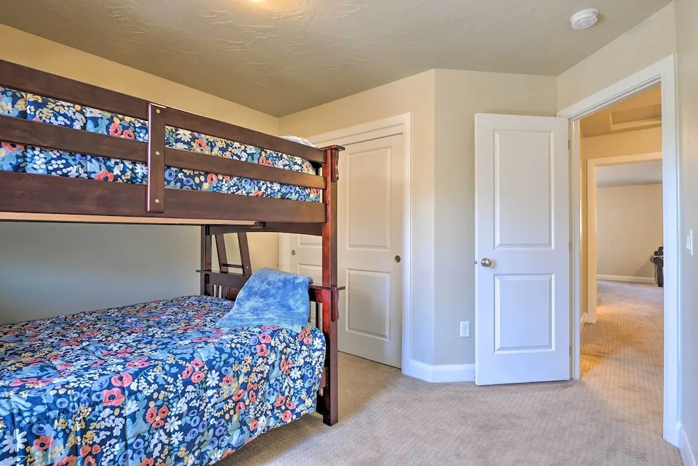 'blue Sky Get-a-way' Townhome w/ Patio, Grill