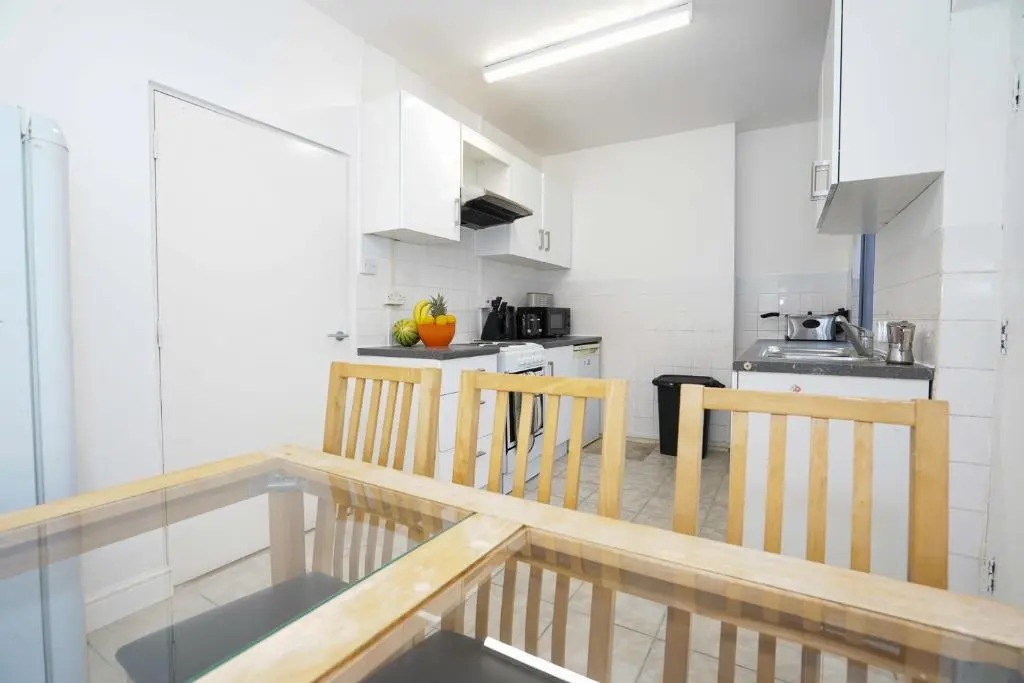 BIRMINGHAM COPLOW, 3 bedrooms house, with 6 beds, 2x doubles beds, 3x singles beds and 1 sofa-bed,sleeps people
