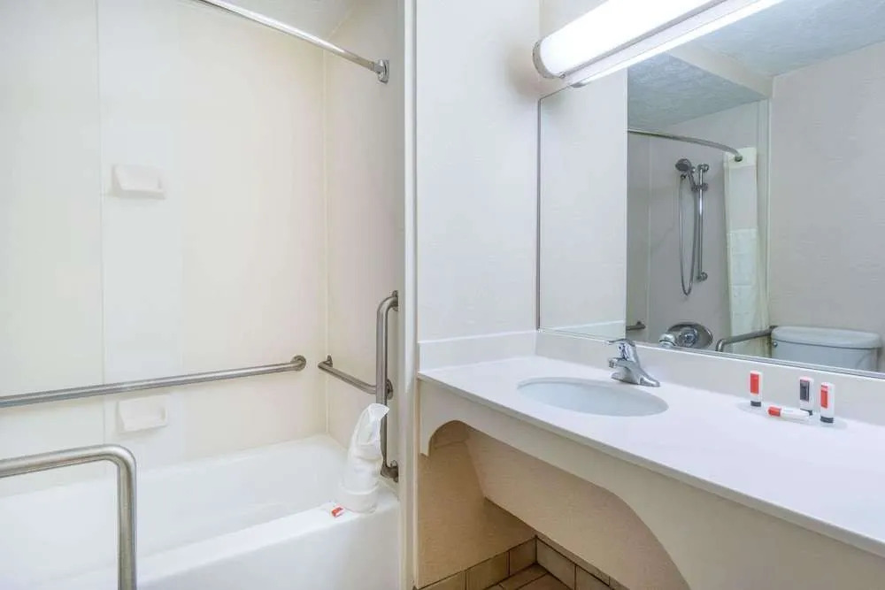 Holiday Inn Hotel And Suites
