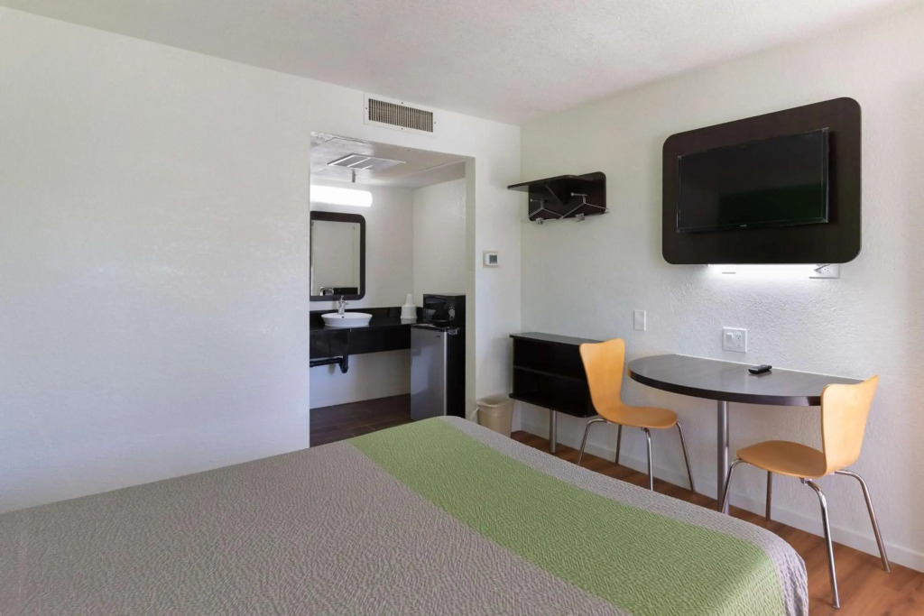 Motel 6 Barstow, CA - Lenwood Road