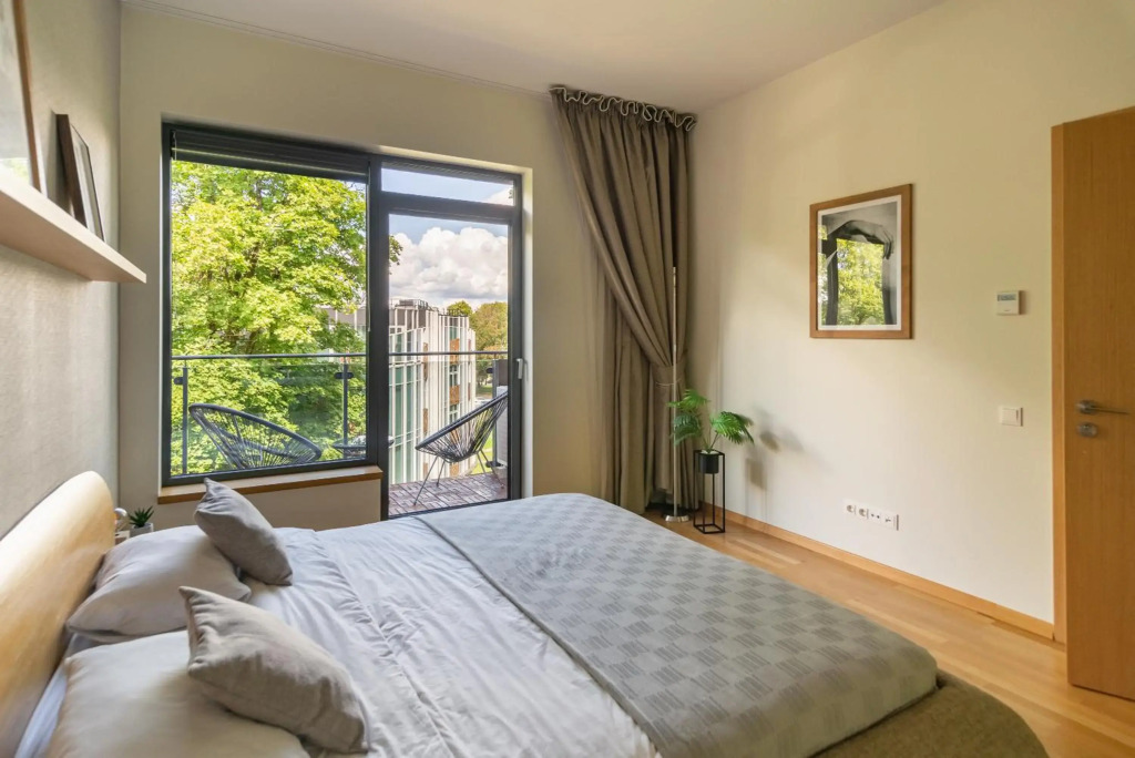 2 Bedroom Apt, 2 garage spots & balconies, self check-in, by Cohost