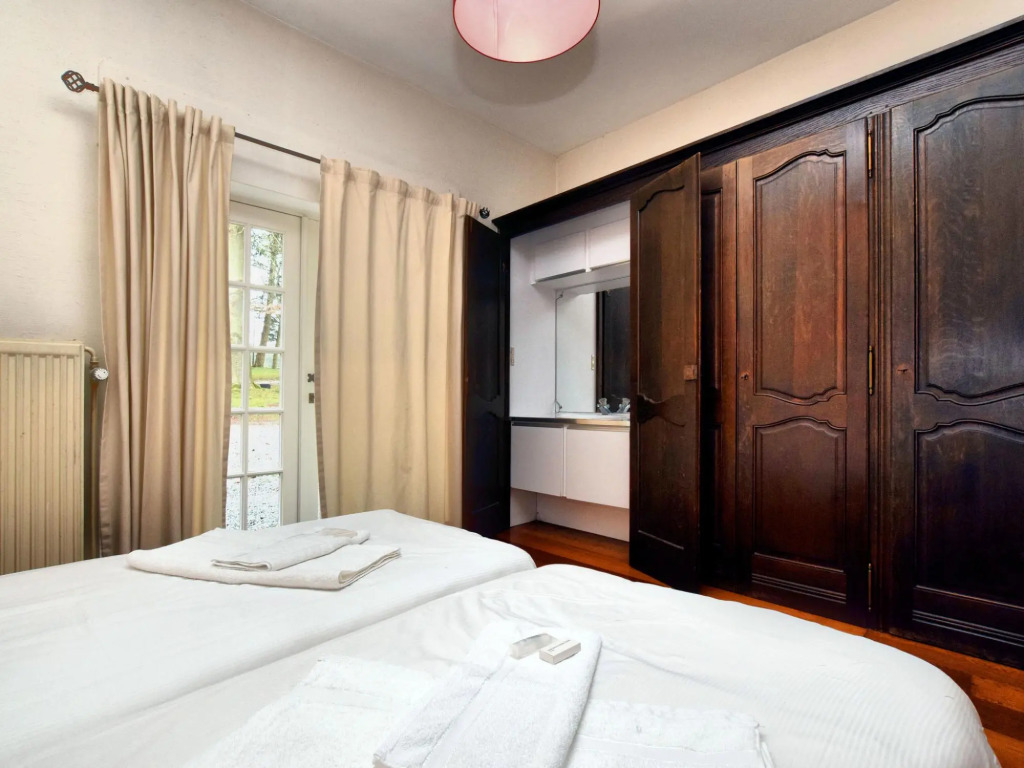 Luxury holiday home in Érezée with bubble bath and sauna